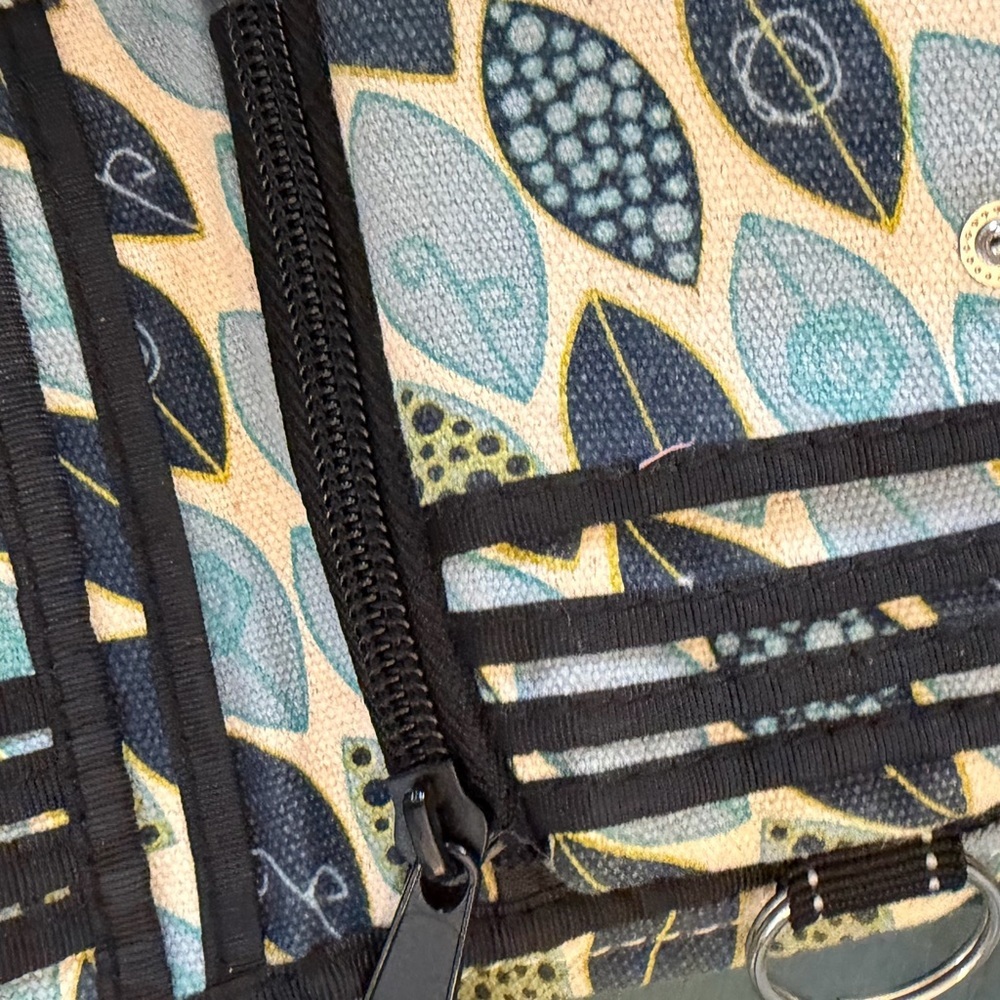 Kavu Big Spender zippy  trim-fold wallet with leaf pattern. Snap closure - Picture 5 of 16